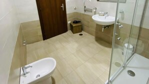 Dusche, Haartrockner, Bidet, Handtücher