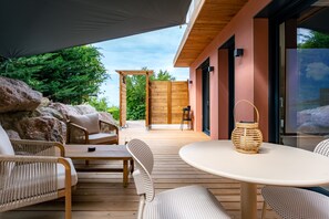 Outdoor dining - Vrbo Property (Évian-les-Bains)