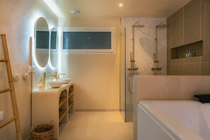 Jetted bath, towels, soap, toilet paper - Vrbo Property (Évian-les-Bains)