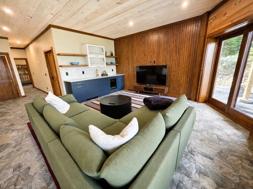 Luxury Private waterfront escape on Moosehead Lake with trail access, sleeps 15+