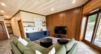 Luxury Private waterfront escape on Moosehead Lake with trail access, sleeps 15+