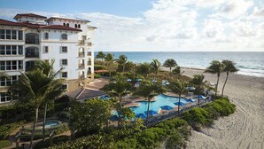 Un resort con piscina, playa y vista al océano.