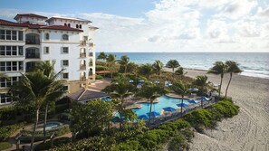Un complexe hôtelier doté d’une piscine, d’une plage et offrant une vue sur l’océan.