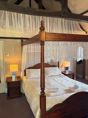 Room - Beautiful 400 yr old thatch house.Sleeps 11, dog friendly,close to beaches,moors (Combeinteignhead)