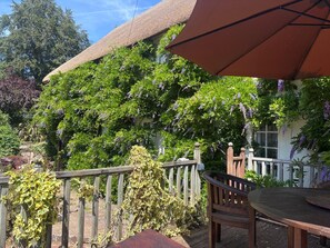 Outdoor dining - Beautiful 400 yr old thatch house.Sleeps 11, dog friendly,close to beaches,moors (Combeinteignhead)
