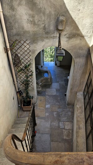 A stone staircase leading to a balcony with a view of greenery. - Charming 3-bedroom house with panoramic views in peaceful Séguret (Séguret)