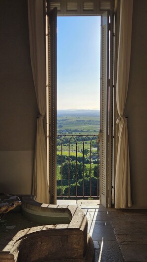 An open doorway with curtains, leading to a balcony with a view of green fields and distant mountains. - Charming 3-bedroom house with panoramic views in peaceful Séguret (Séguret)
