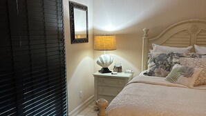 Room - Stunning 3 bd home, in heart of Marco Island, 2 blocks from Marco Beach! (Marco Island)