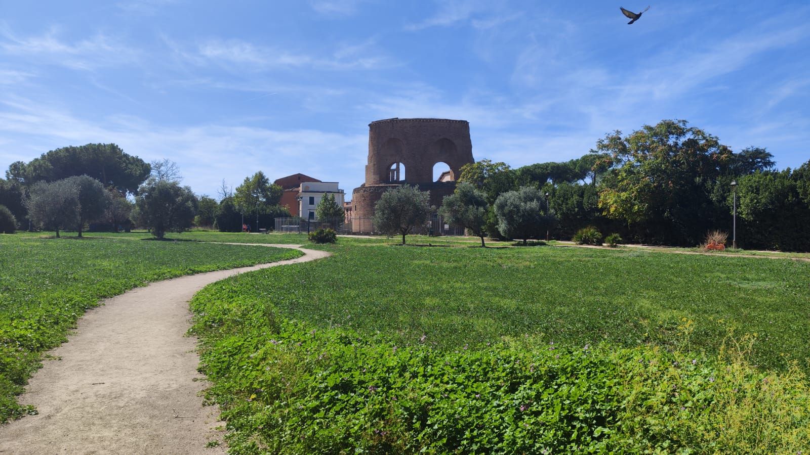 Un chemin menant à un bâtiment historique doté d’une structure en arc.