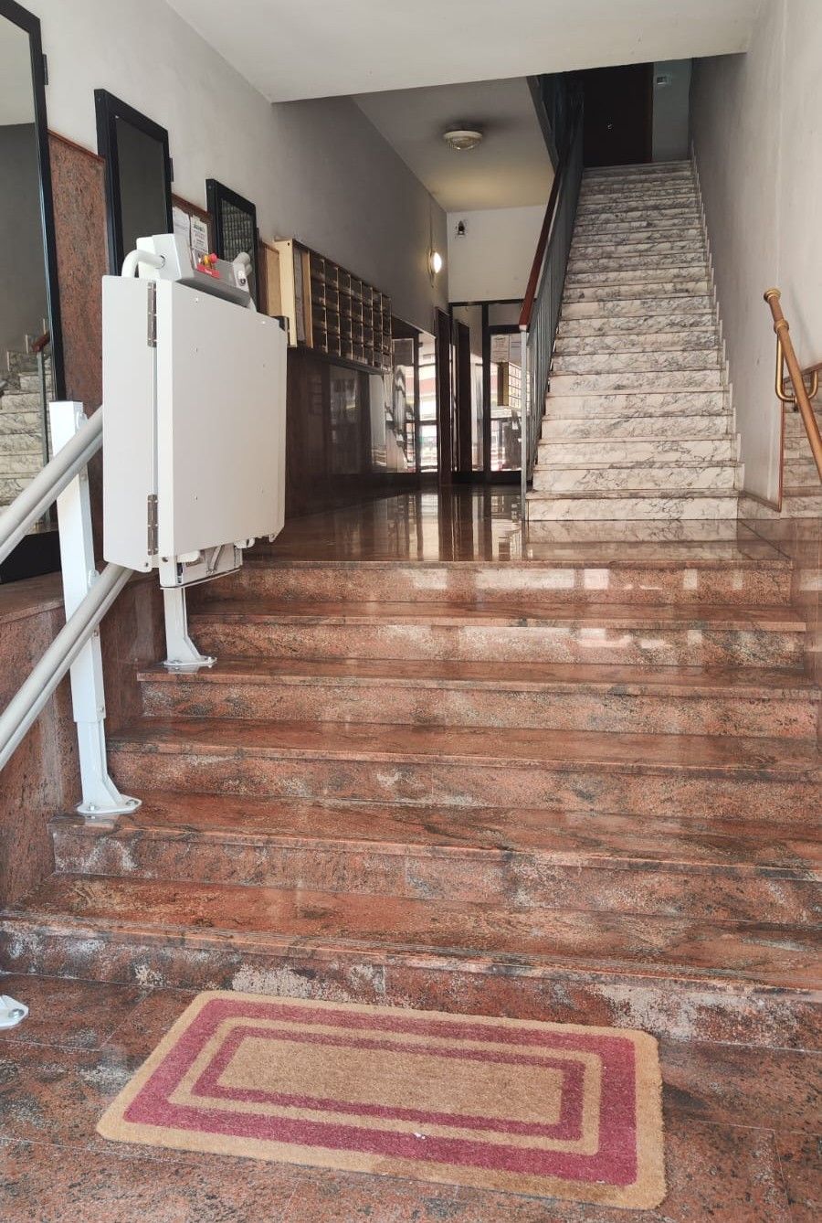 Un escalier revêtu de marbre menant à l’étage supérieur.