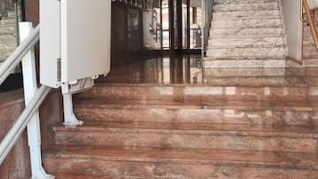 Un escalier revêtu de marbre menant à l’étage supérieur.