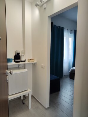 Une chambre d’hôtel avec une kitchenette, un lit et une vue sur l’extérieur.
