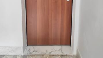 Une porte en bois fermée, dotée d’une simple poignée et d’un trou de serrure.