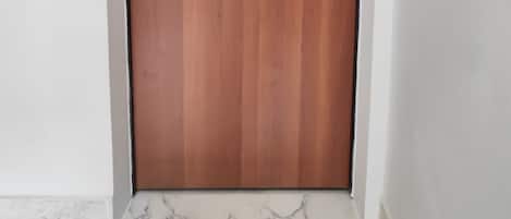 Une porte en bois fermée, dotée d’une simple poignée et d’un trou de serrure.