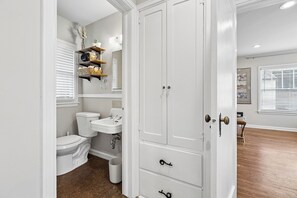 Ein Badezimmer mit Toilette, Waschbecken und Stauraum.