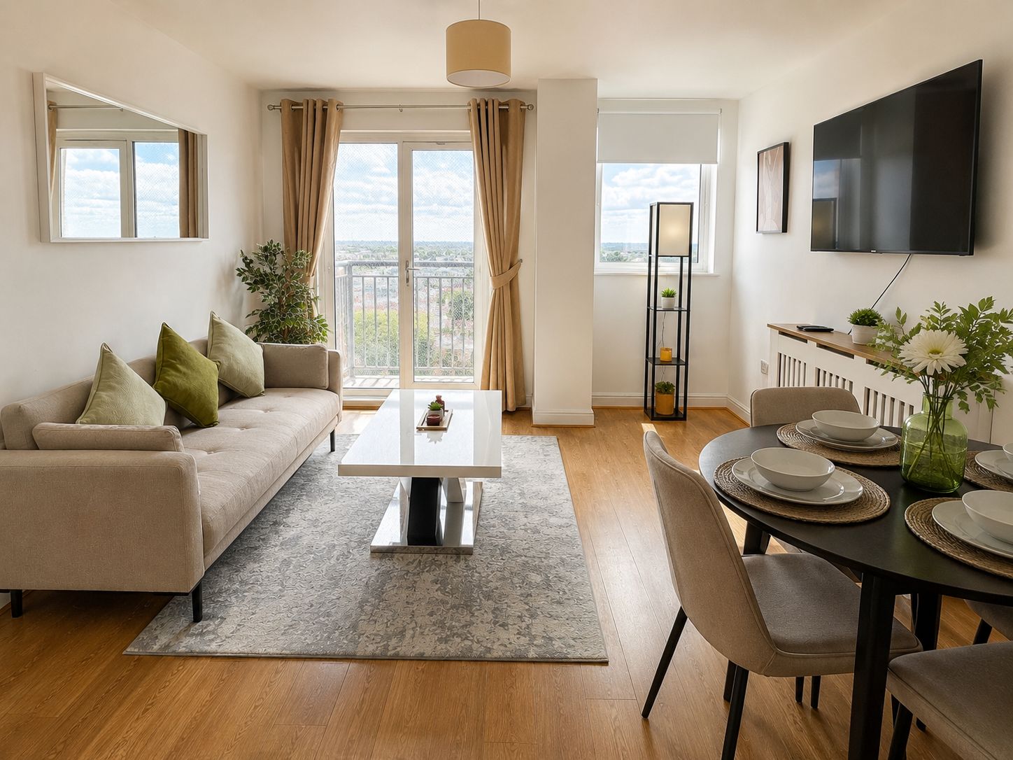 Ein modernes Wohnzimmer mit einer Couch, einem Couchtisch und einem Essbereich mit Tisch für vier Personen.