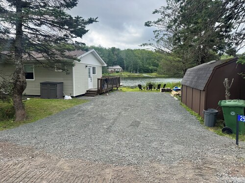 Lakefront  2-bedroom cottage in beautiful Shortts Lake with AC