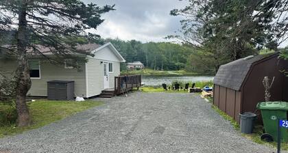 Lakefront 2-bedroom cottage in beautiful Shortts Lake with AC
