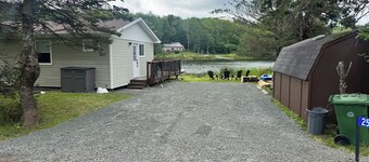 Lakefront 2-bedroom cottage in beautiful Shortts Lake with AC