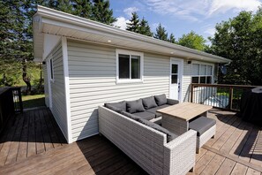Outdoor dining - Lakefront 2-bedroom cottage in beautiful Shortts Lake with AC (Brookfield)