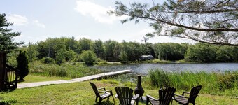 Lakefront 2-bedroom cottage in beautiful Shortts Lake with AC