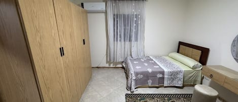3 عدّة غرف نوم ومكواة/لوح كي وواي فاي وملاءات أسرّة