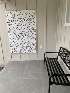 A room with a bench, a decorative panel, and a tiled floor. - Close to Beaches ~ Downtown Venice ~ Bike Trail ~ Park (Nokomis)