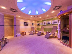 A spa room with a large skylight, reclining chairs, and artwork on the walls. - Holiday Apartment With 2 Bedrooms (Kuehlungsborn)