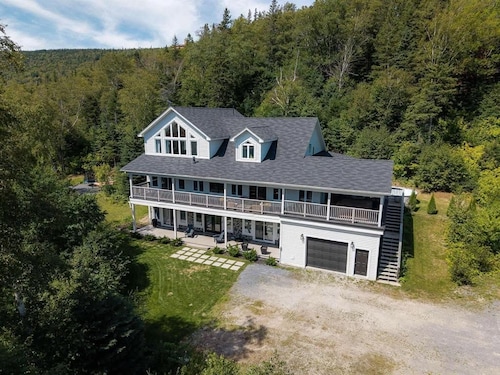 Luxurious 6BR Humber Valley Apex Chalet | Lake & Mountain Views, Hot Tub, Sauna