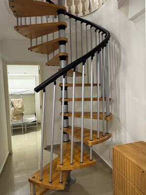Eine Wendeltreppe mit Holzbodenstufen und Metallgeländern.