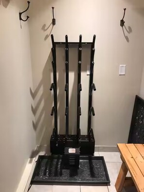 A wall-mounted pull-up bar with a black base and metal grips. - Renovated Blackcomb Townhome with Private Hot Tub & Easy Ski Access (Whistler)