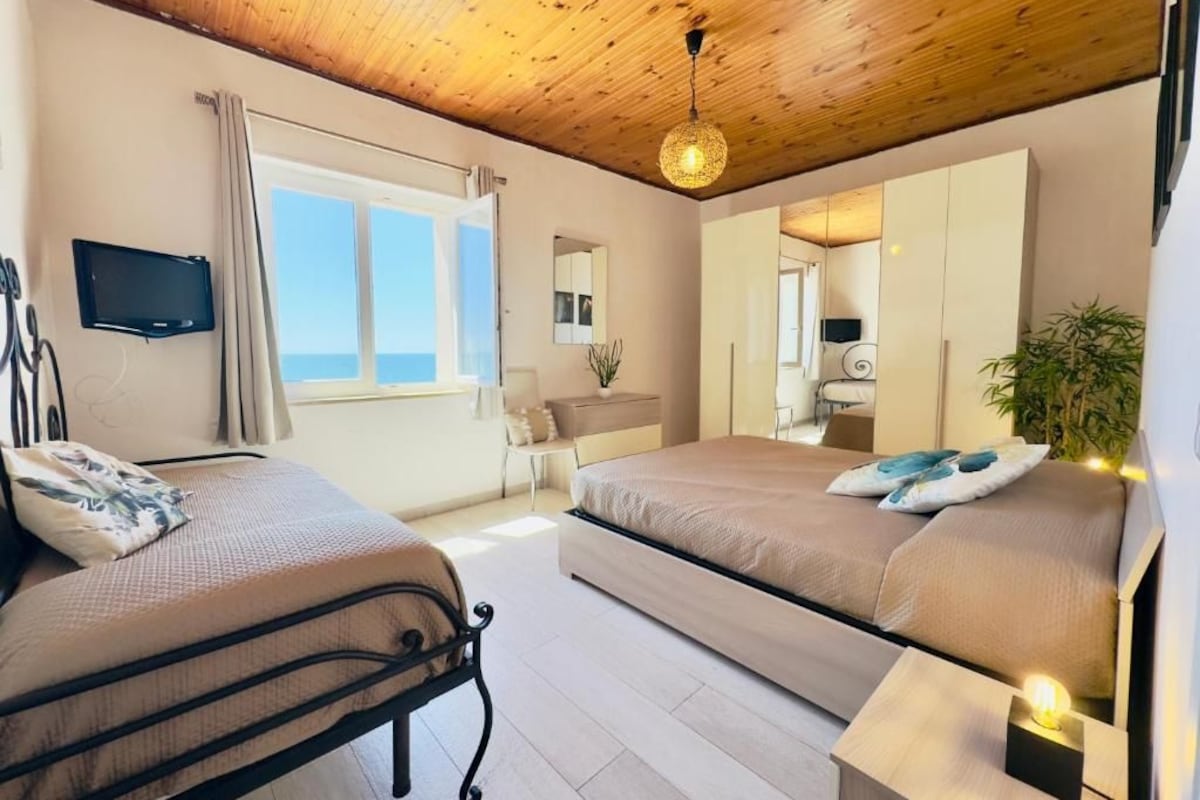 Appartamento Deluxe, balcone, vista mare | Ferro/asse da stiro, Wi-Fi gratuito