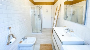 Appartement Deluxe, balcon, vue mer | Salle de bain