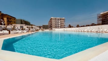 حمام سباحة
