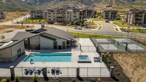 Un quartier résidentiel doté d’une piscine, d’un espace extérieur aménagé et offrant une vue sur les montagnes.