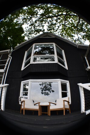 Il s’agit d’un bâtiment à deux étages, à l’extérieur noir et aux ornements blancs. Le premier étage compte deux fenêtres, et le rez-de-chaussée est doté d’une grande baie vitrée.