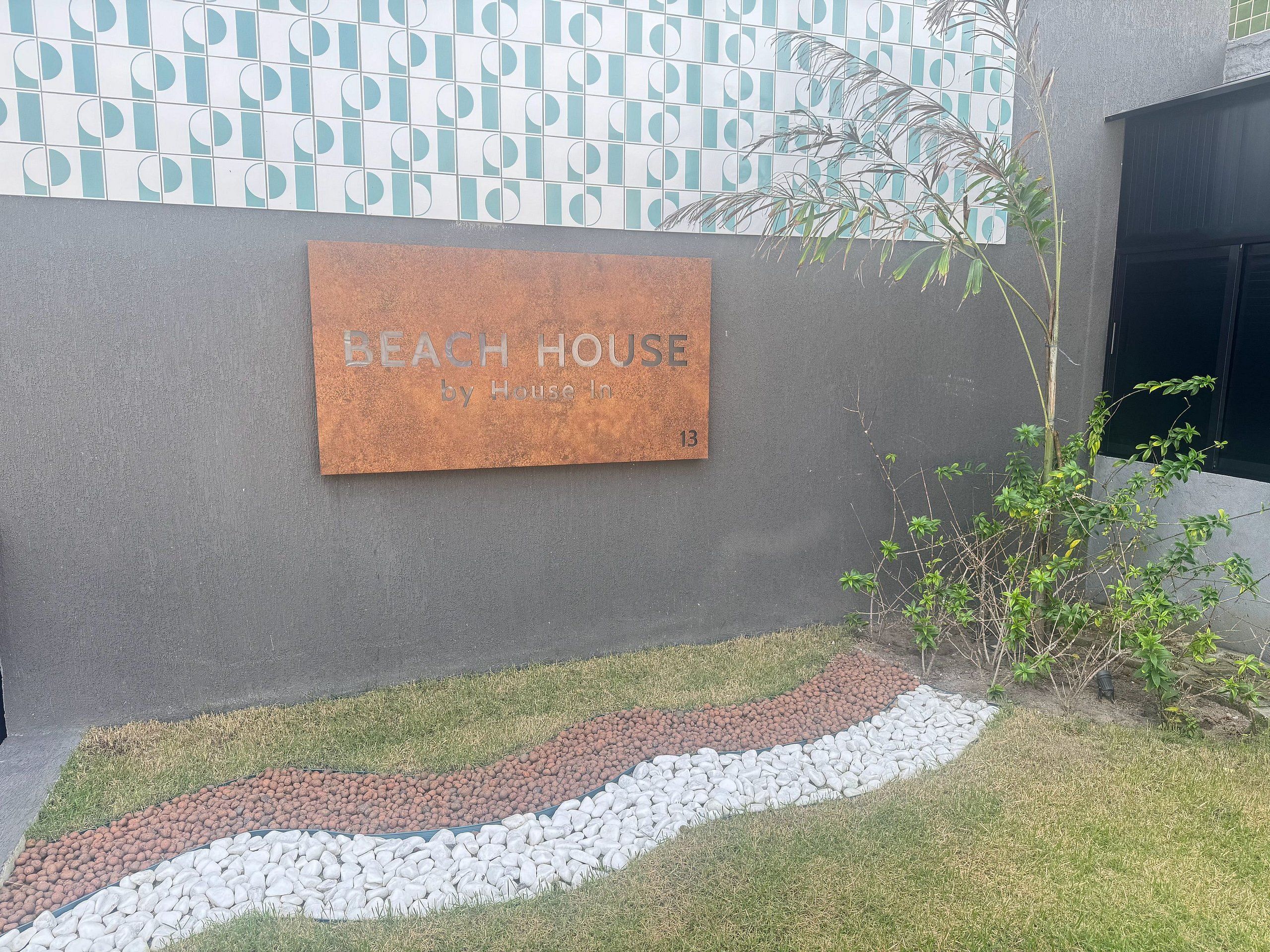 Señal para 'Beach House by House In' con el número 13.