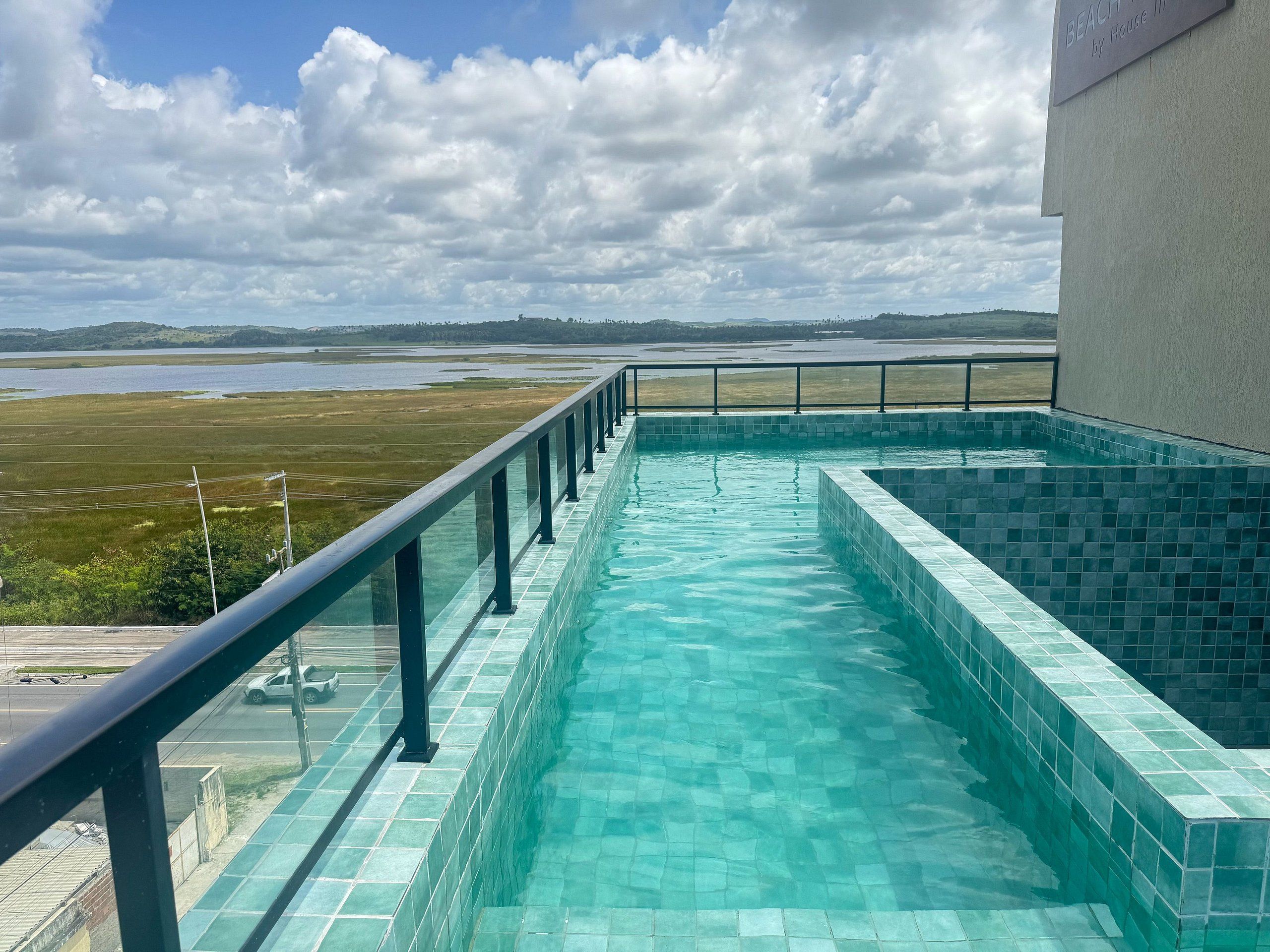 Una piscina con vistas a un lago y un paisaje lejano.
