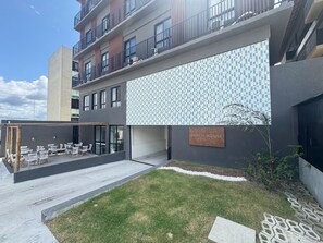 Ein modernes Gebäude mit einem Schild, auf dem 'BEACH HOUSE by House Inc.' steht.