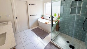 Dusj, hårføner, bidé og håndklær