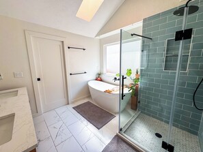 Bathroom - Infinite Weekend Escape - Quiet North Boulder Home (Boulder)