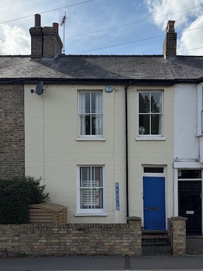 Unclassified image, 2 of 42, button - Beautiful Victorian Central Cambridge Home/Parking (Cambridge)