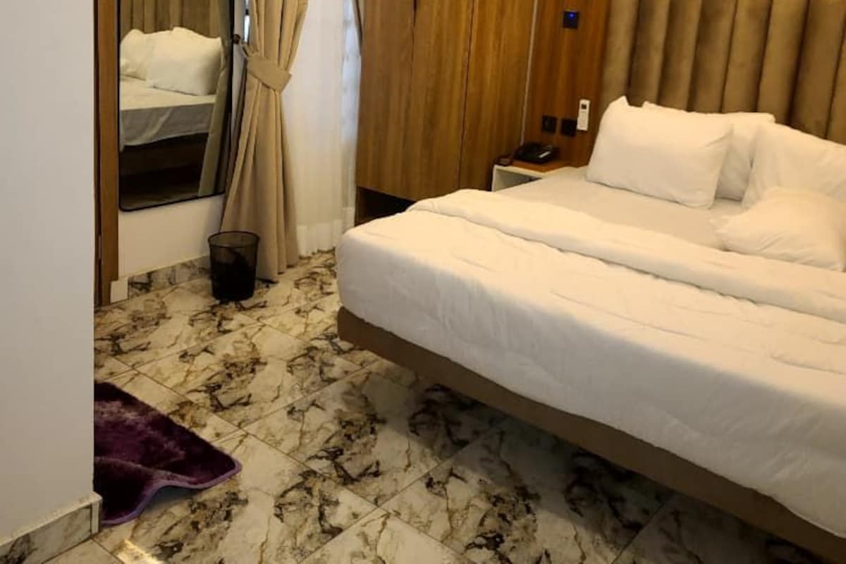 Ropa de cama de alta calidad, colchones Select Comfort y escritorio 