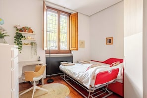 A compact room with a bed, a desk, and a chair. - Casa Milton Garden, a spacious home with own garden in the center of Florence (Firenze)