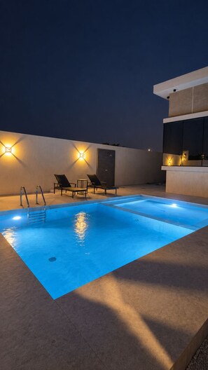 A rooftop pool with a clear blue water surface, surrounded by lounge chairs and a modern architectural design. - Azure 88 - Heated Private Pool Villa near Jebel Jais (Ras Al-Khaimah)