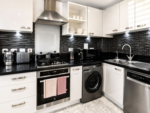 Modern 3-Bed Home Free Driveway Parking, Fast Wi-Fi