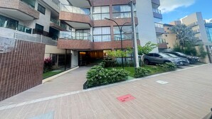 A multi-story building with a modern architectural design, featuring balconies and large windows. - Season Smart Flats By Flat na Praia (Ipojuca)