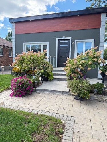 Lovely & Cozy Port Credit
Lakeside Home