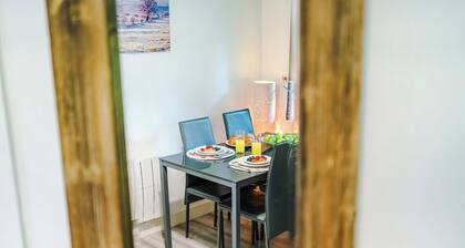 Stylish 1-Bed Apartment in Wigan | Free Parking
