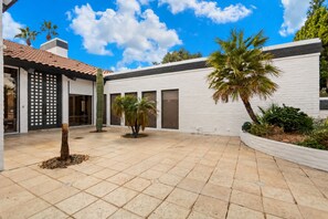 Exterior - 4-bedroom estate with 25 foot ceilings, formal salon and resort-style pool (Paradise Valley)